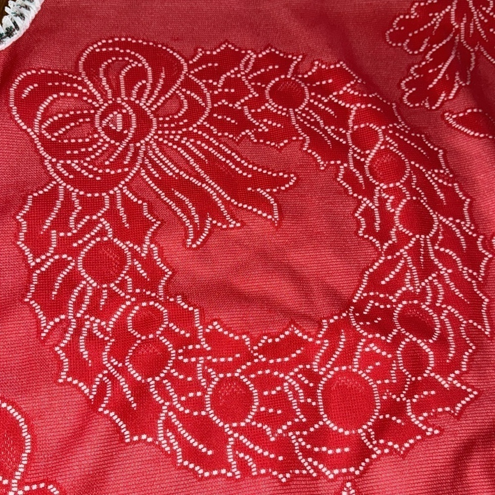 Vintage Red Christmas Tree Skirt with White lace ruffled Fringe - Picture 4 of 5